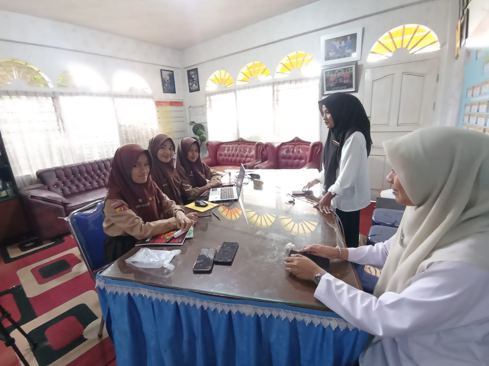 Tiga pelajar SMPN 2 Batusangkar sedang mengikuti TKA tingkat nasional secara daring.